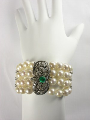 1950s Pearl Bracelet with Emerald Clasp
