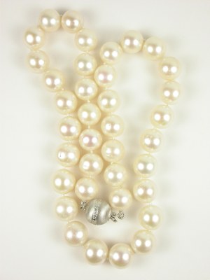 Classic Pearl Necklace