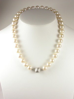 Classic Pearl Necklace