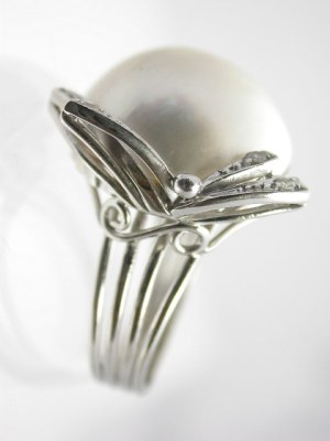 Exquisite Mobe Pearl Antique Ring