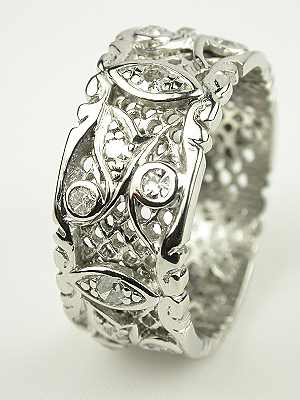 Antique Diamond Wedding Ring in Platinum