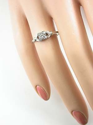 Classic 1930s Vintage Ring with Leaf Motif