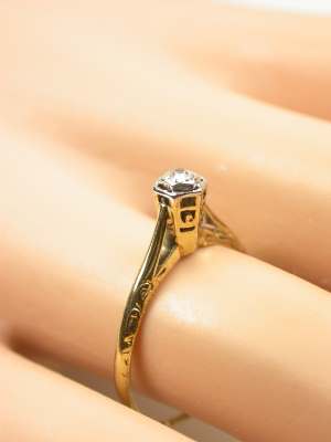 Vintage Diamond Engagement Ring in Yellow Gold