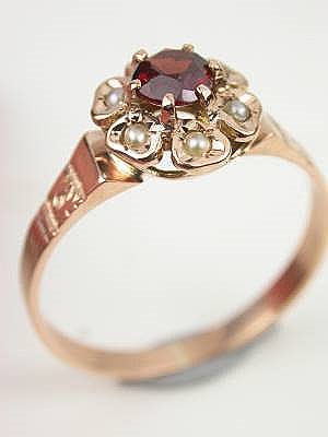 Victorian Antique Ring with Garnet and Pearls