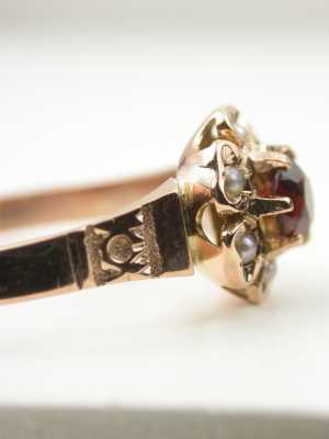 Victorian Antique Ring with Garnet and Pearls