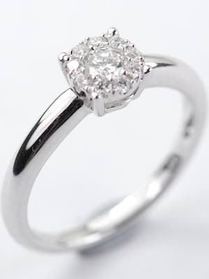 Shimmering Diamond Engagement Ring