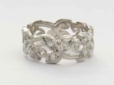 Retro Leaf and Scroll Wedding Band
