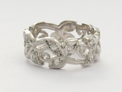 Retro Leaf and Scroll Wedding Band